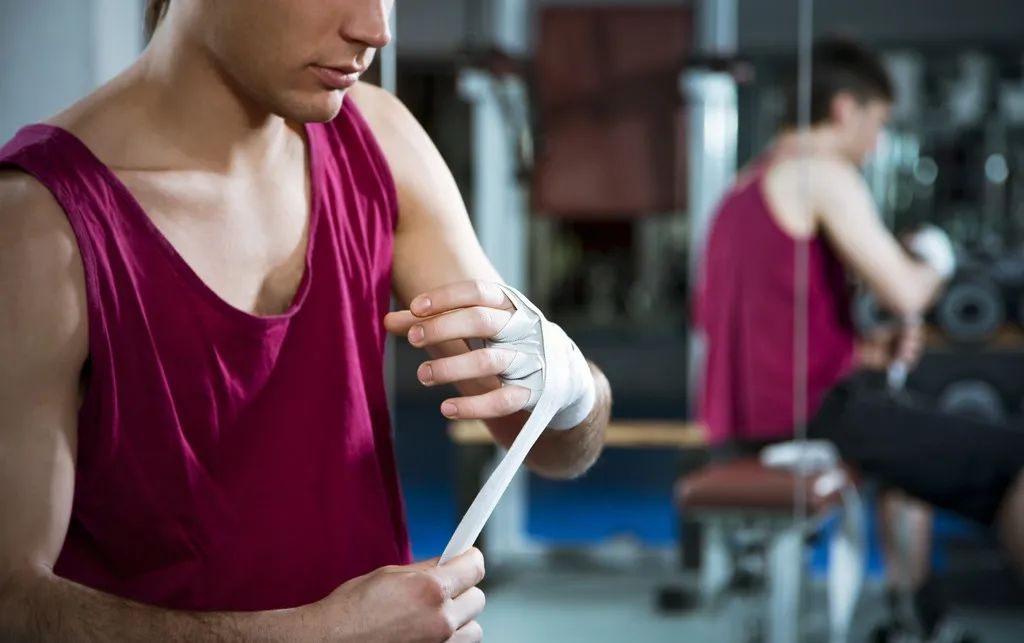 健身手套怎么绑_手套健身绑带的作用_健身手套绑带