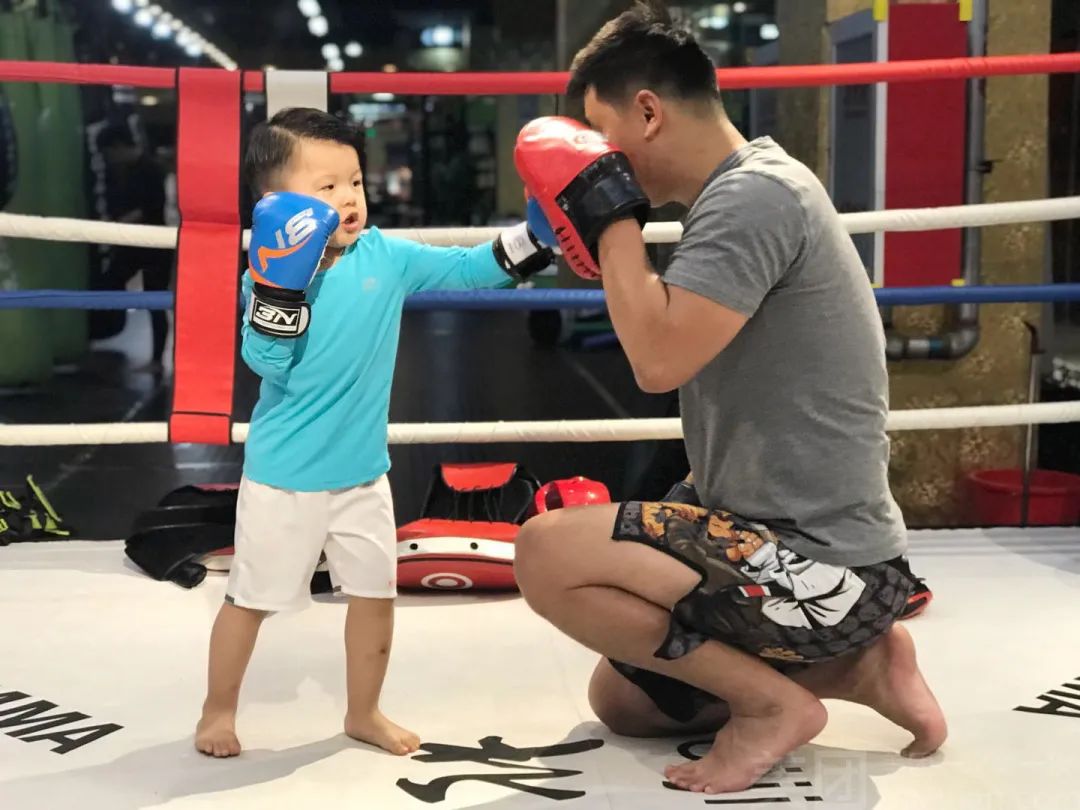 健身手套怎么绑_手套健身绑带的作用_健身手套绑带