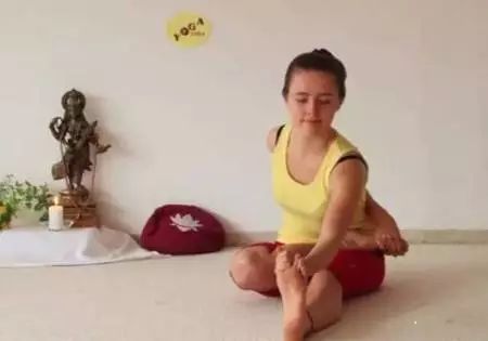 盘腿打坐初学视频_如何盘腿打坐视频教程_打坐盘腿练习方法——双盘