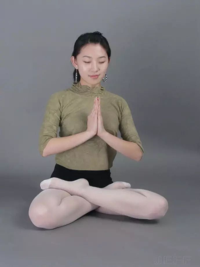 盘腿打坐的正确姿势_打坐盘腿练习方法——双盘_盘腿打坐怎么练