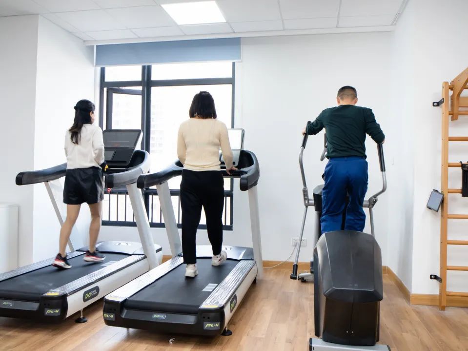 健身器材训练动作讲解_健身器材综合训练器的使用方法_综合训练器 健身