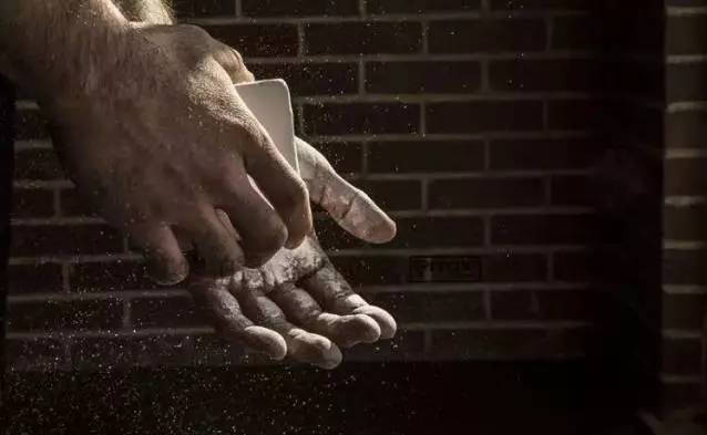 kaiyun体育 健身戴手套，杠铃变肥皂