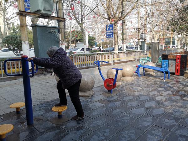 开元棋盘app官方版下载_开元棋盘app官网版下载-跑跑车 室外健身器材消毒情况堪忧 多数市民使用并未戴手套