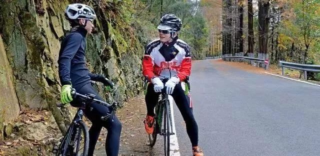 健身手套大了怎么办_健身手套松点好还是紧点好_健身手套松一点