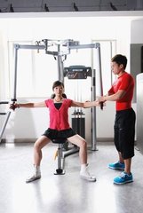 健身综合训练器怎么用_综合训练器健身器_健身器材训练视频教程