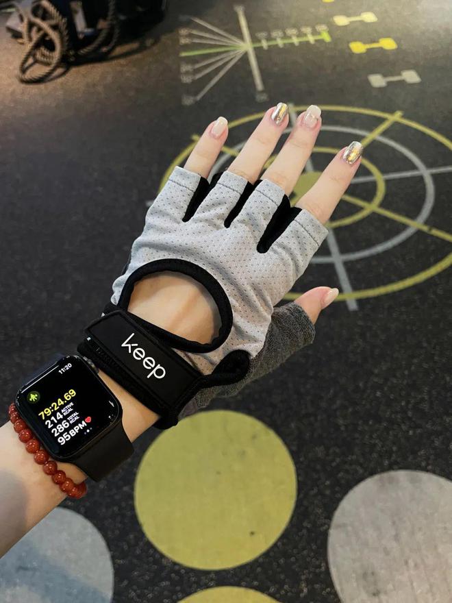 戴手套健身的坏处_健身戴不戴手套_戴手套健身好不好