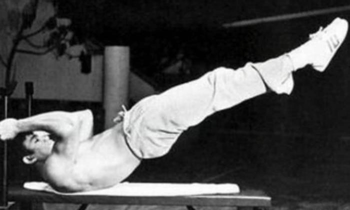 李小龙最恐怖的练法：铁砂掌、电击，第4种泰森没法做到