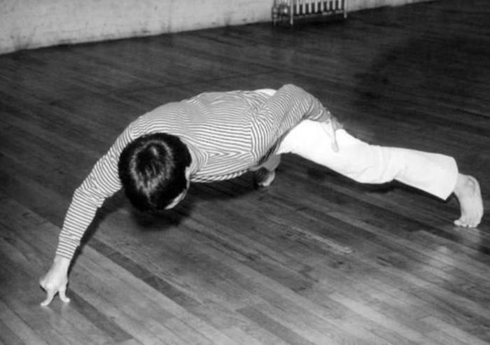 李小龙最恐怖的练法：铁砂掌、电击，第4种泰森没法做到