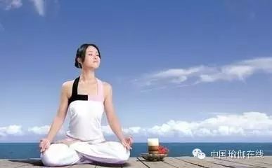 练习瑜伽注意事项_瑜伽应该注意哪些事项_瑜伽的注意事项及对身体的影响