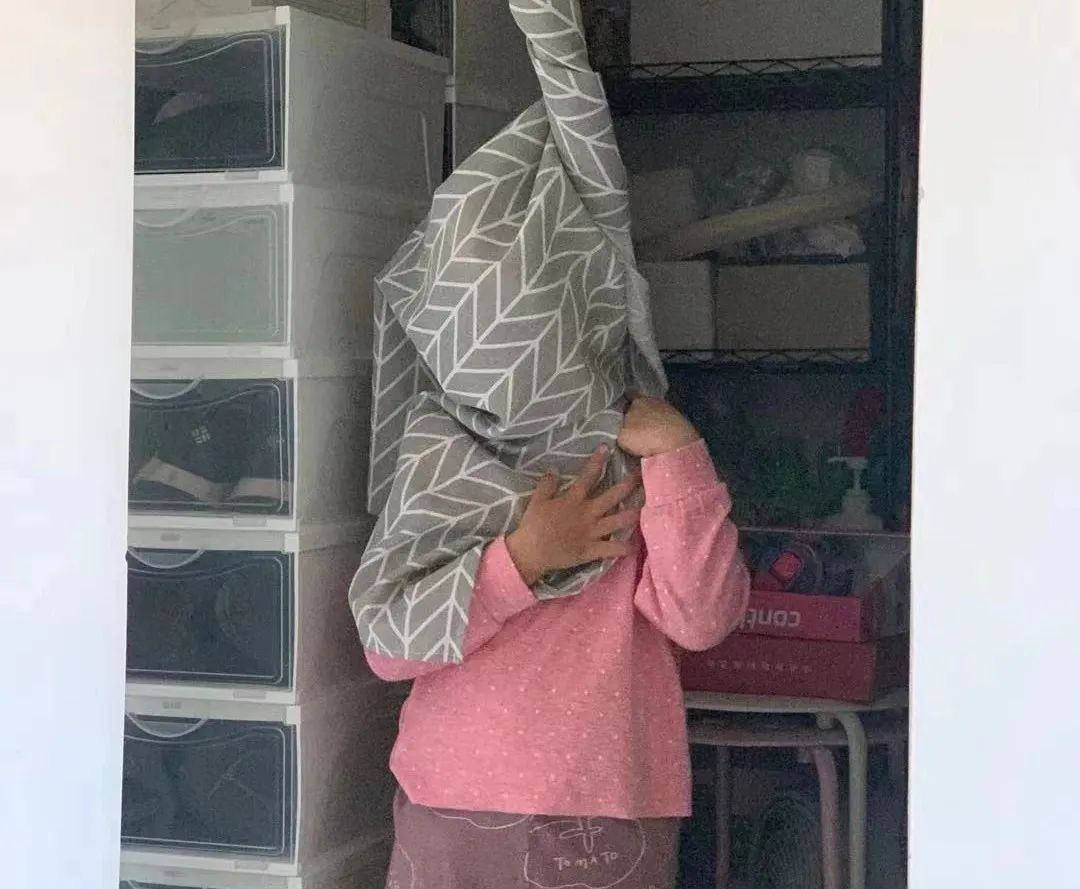 开yun官网入口登录APP下载 “藏头不藏脚”人类幼崽躲猫猫除了好笑，还有你不知道的成长大益处！