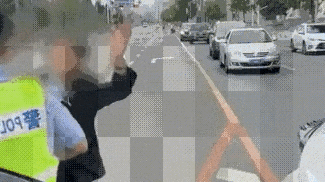 暴打碰瓷的视频_碰瓷被揍视频_碰瓷挨揍视频