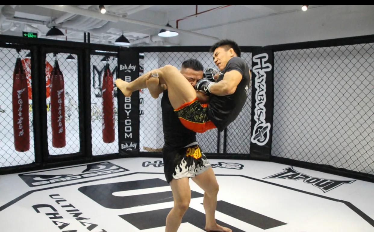 龙门式机体的优缺点_龙门综合训练器_龙门架训练器使用图解