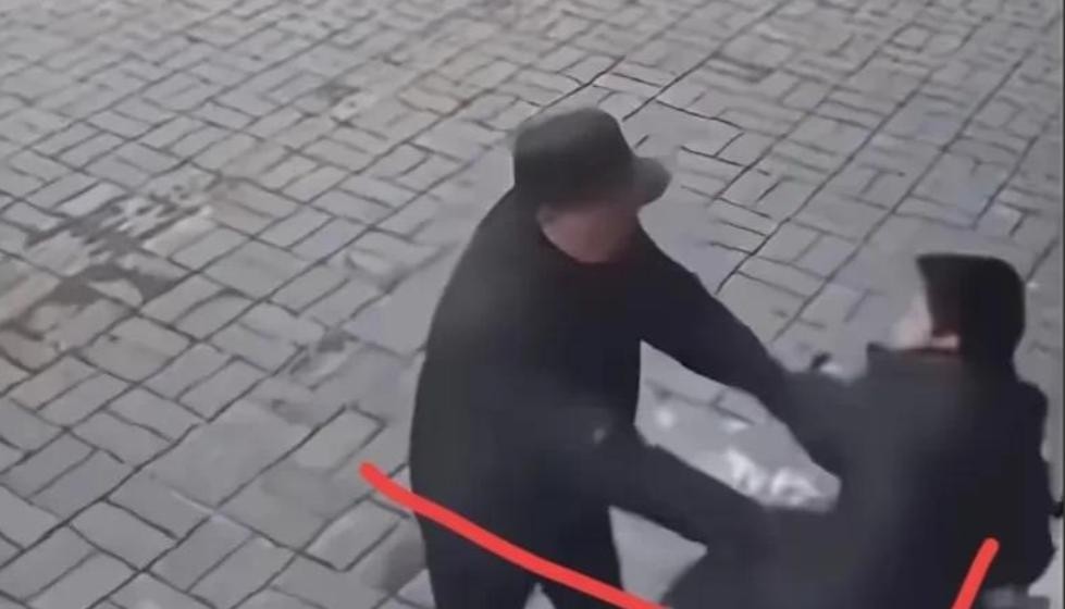 碰瓷遭暴打_暴打碰瓷的视频_碰瓷被揍视频