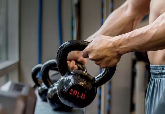 健身带的手套_健身手套上的绳子_健身用缠手带还是手套