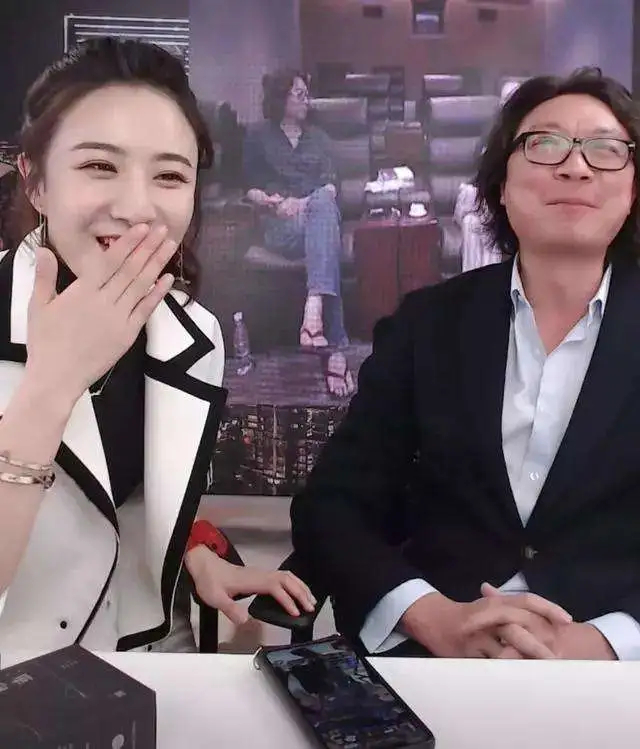 有个很搞笑的新闻播报节目_新闻搞笑播报_搞笑播新闻