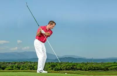 高尔夫练球动作要领视频_高尔夫球练习_高尔夫球技巧