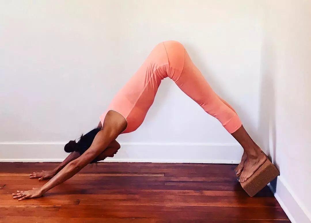 男人瑜伽每天必练8个动作_基础瑜伽动作入门视频教程_瑜伽动作练习