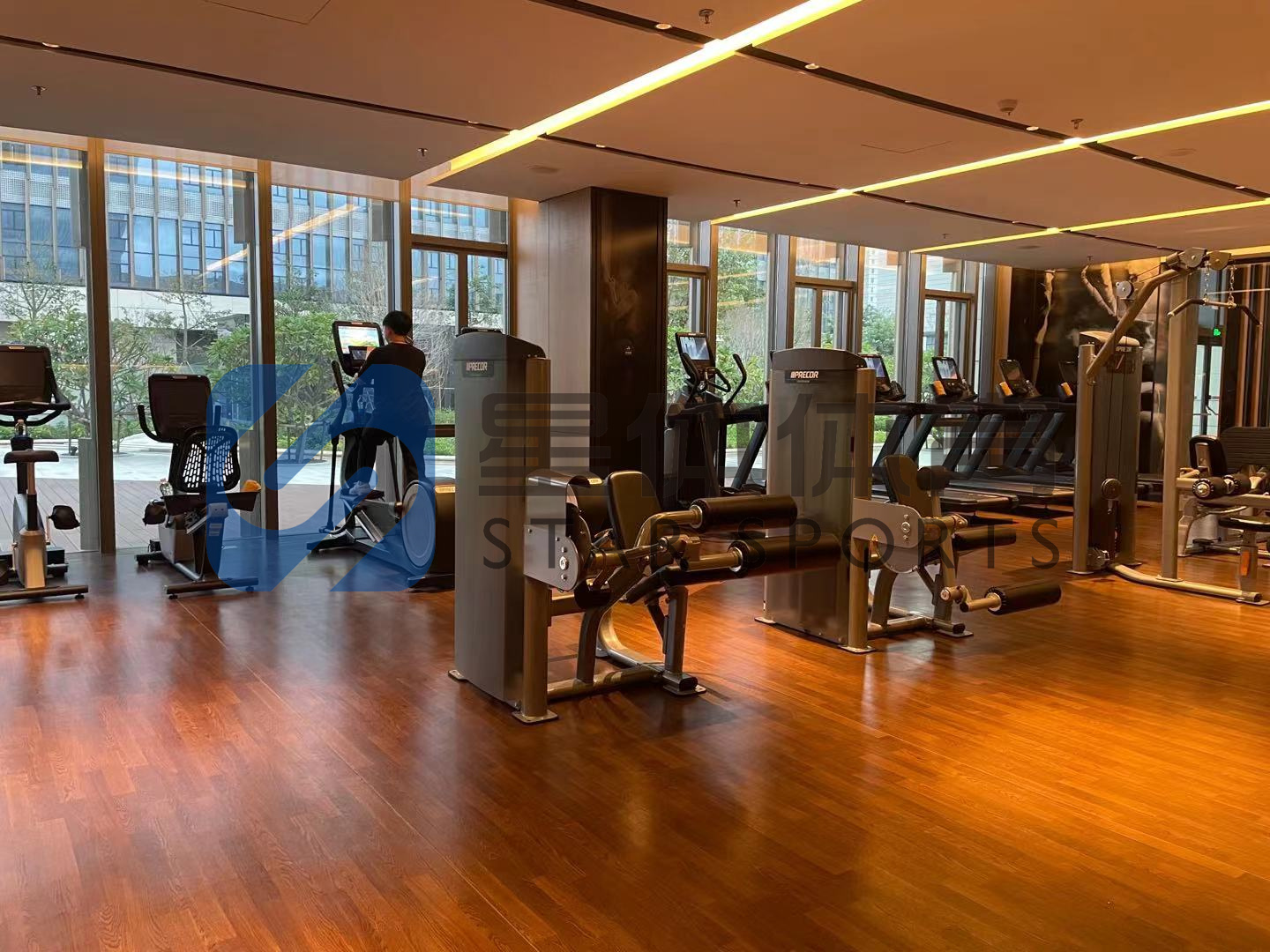 开元棋盘app官方版下载_开元棋盘app官网版下载-跑跑车 使用健身器材综合训练器时有哪些注意点