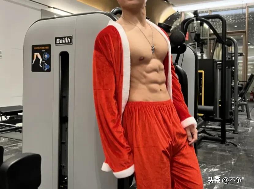 胸肌训练器有用吗_综合训练器 胸肌_胸肌锻炼器材的使用方法