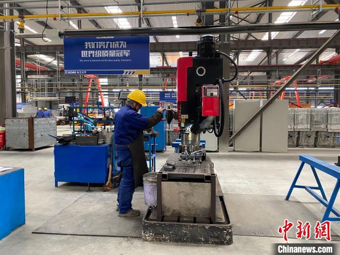 徐工(辽宁)机械有限公司工人现场作业。　 孟令卓 摄