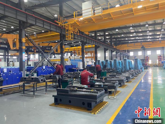 力劲集团工作区现场。　 孟令卓 摄