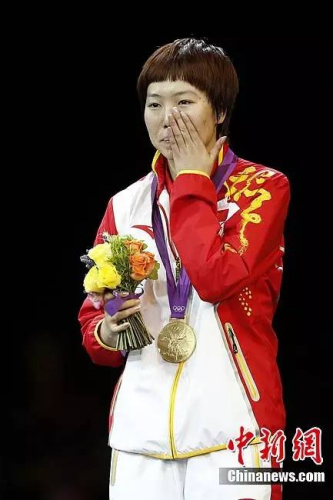 伦敦奥运会乒乓球女子单打决赛，中国选手李晓霞击败队友丁宁，赢得金牌。照片由记者盛佳鹏拍摄。