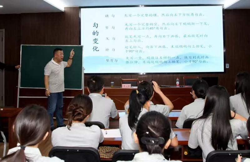硬笔书法练习内容_中国书法家协会高级注册教师李文凯讲解书写规范_埇桥区博睿学校教师硬笔书法培训