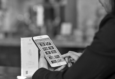 新门内部资料免费查询 手机不离手非常有害“低头族”须警惕“脑子漏水”