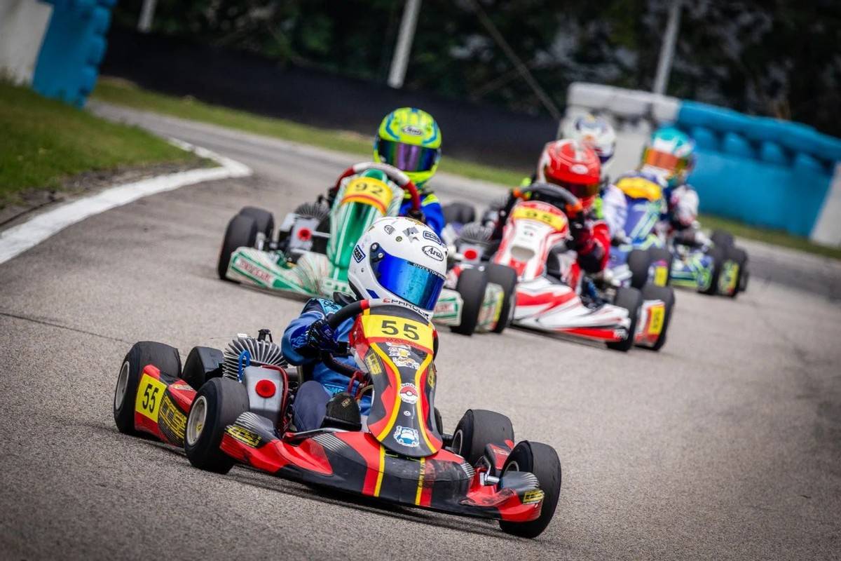 卡丁车安全装备选购指南_头盔FIA认证卡丁车手套_健身手套怎么选