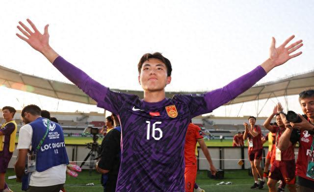 新澳门天天彩是不是官方的 切赫现身李昊评论区要签名手套，李昊：我也想要你的签名手套