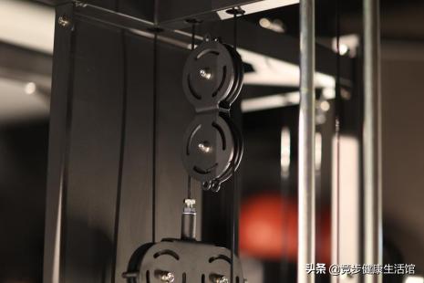 史密斯深蹲机使用方法_健身房常见设备种类_综合训练器 健身